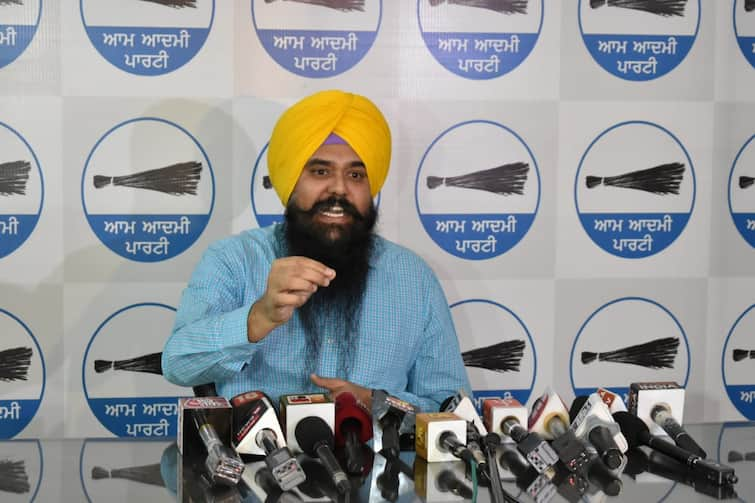 Corruption will not be tolerated, more arrests in future as per law: AAP ਭ੍ਰਿਸ਼ਟਾਚਾਰ ਸਹਿਣ ਨਹੀਂ ਕੀਤਾ ਜਾਵੇਗਾ, ਭਵਿੱਖ 'ਚ ਕਾਨੂੰਨ ਮੁਤਾਬਿਕ ਹੋਰ ਗ੍ਰਿਫ਼ਤਾਰੀਆਂ ਹੋਣਗੀਆਂ: 'ਆਪ'