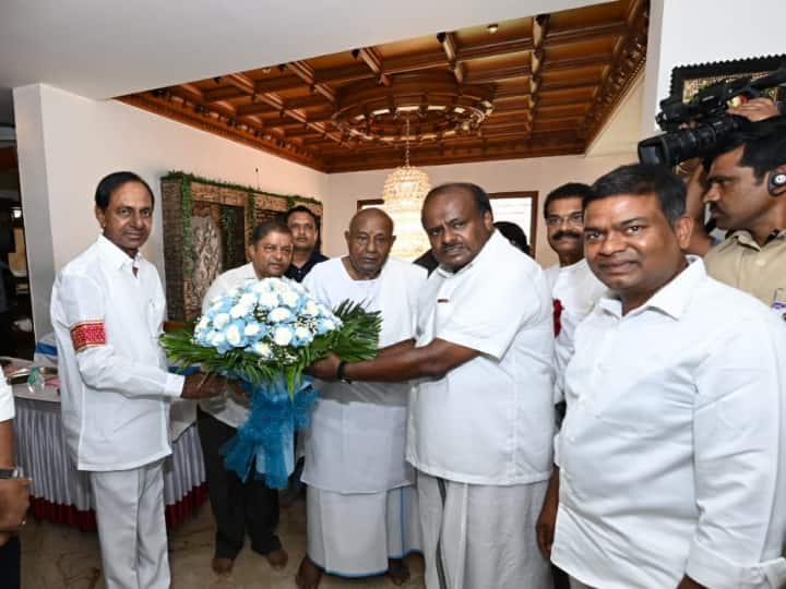 Telangana CM KCR meets with Former PM Devegowda at his residence KCR-Devegowda Meet: पूर्व पीएम देवगौड़ा से मिले तेलंगाना के सीएम KCR, केंद्र पर कसा तंज, कही ये बड़ी बात