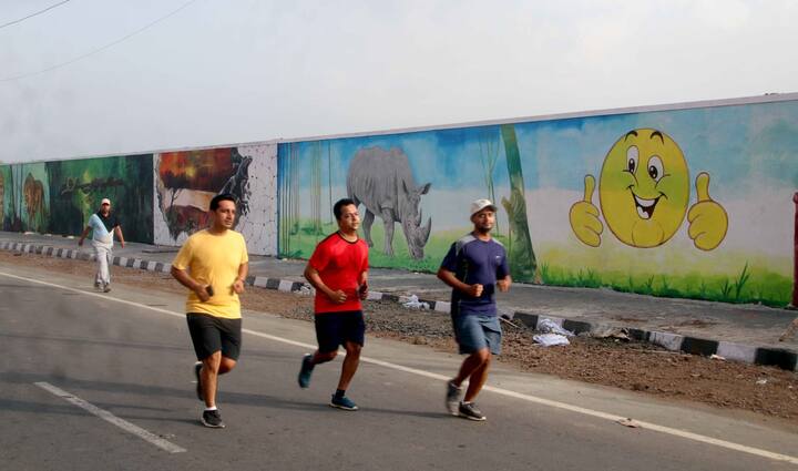 शहरांच्या दृष्टीने महत्वाकांक्षी असणाऱ्या कायापालट अभियानाअंतर्गत कल्याण पश्चिमेच्या बारावे परिसरातील भिंतीही आता रंगी बिरंगी चित्रांनी उजळून निघाल्या आहेत.