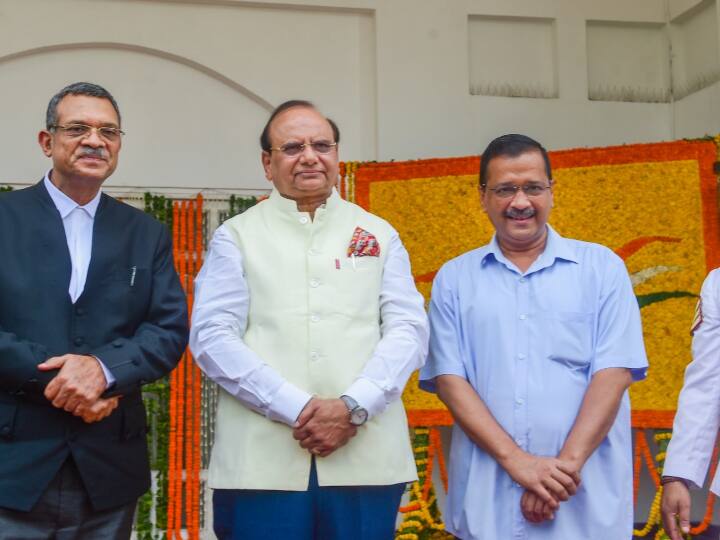 विनय कुमार सक्सेना ने गुरूवार को यहां राज निवास में आयोजित एक समारोह में दिल्ली के 22वें उपराज्यपाल के तौर पर शपथ ग्रहण की. उन्होंने कहा कि वह उपराज्यपाल की तरह नहीं, बल्कि शहर के स्थानीय अभिभावक के रूप में काम करेंगे. सक्सेना (64) को दिल्ली उच्च न्यायालय के कार्यवाहक मुख्य न्यायाधीश विपिन सांघी ने पद और गोपनीयता की शपथ दिलाई.