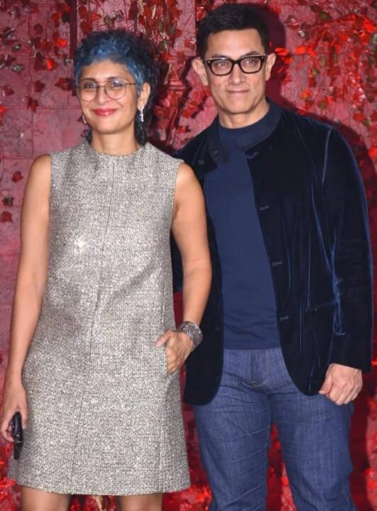 इस पार्टी में आमिर खान (Aamir khan) अपनी एक्स वाइफ किरण राव के साथ पहुंचे. दोनों ने वहां मौजूद पैपराजी के लिए खुशी-खुशी पोज दिए. आमिर खान नीले रंग की टी-शर्ट के ऊपर नेवी ब्लू वेलवेट सूट पहने हुए दिखाई दिए तो सिल्वर शिमरी ड्रेस में किरण राव नजर आईं.