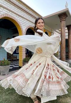 ਵ੍ਹਾਇਟ ਆਊਟਫਿਟ 'ਚ ਮਸਤਾਨੀ ਬਣ Himanshi Khurana ਨੇ ਸ਼ੇਅਰ ਕੀਤੀਆਂ ਤਸਵੀਰਾਂ