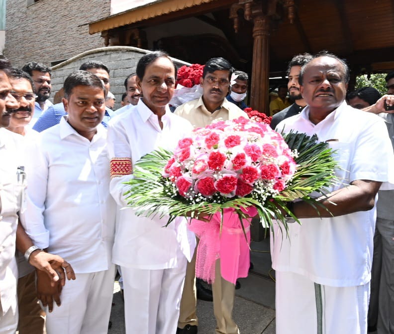 CM KCR Meets Devegowda : మాజీ ప్రధాని దేవెగౌడతో సీఎం కేసీఆర్ భేటీ, జాతీయ రాజకీయాలపై చర్చ!