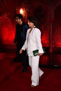 IN PICS: करण जौहर की बर्थडे पार्टी में मां नीतू कपूर संग पोज देते दिखे रणबीर कपूर, आलिया भट्ट रहीं नदारद