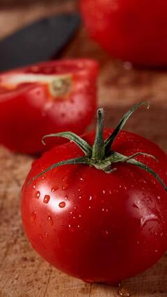 Iron Rich Food : लाल रंगांच्या फळांमध्ये आहे लोहाची कमतरता दूर करण्याची क्षमता