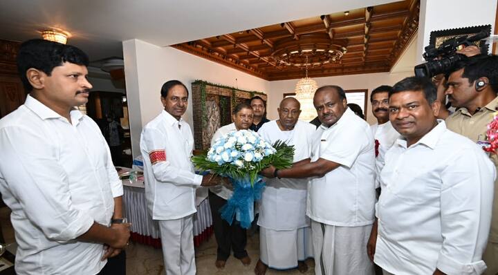 Telangana CM presents Bouquet to former PM and JDS Supremo HD Deve Gowda in Bengaluru. (Image: ABP Desam)