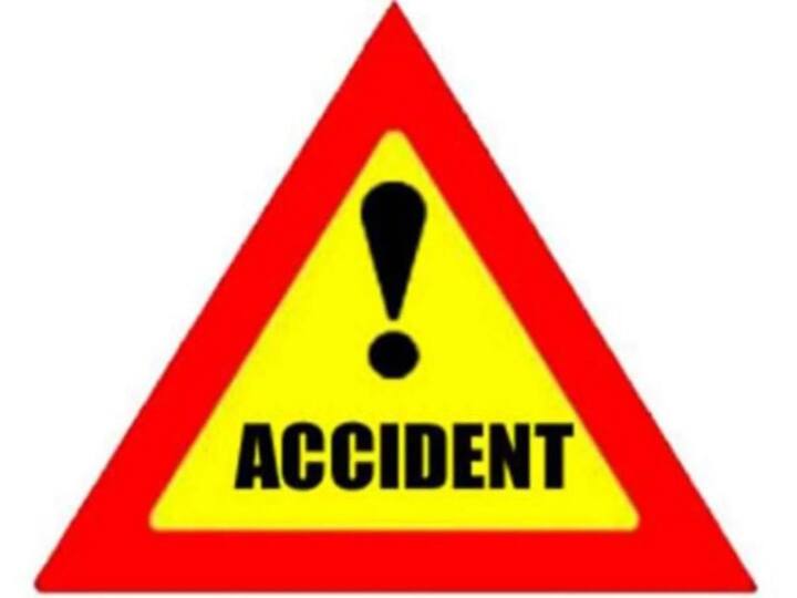 Krishan District road accident auto overturned four died flexi causes for accident Krishna Road Accident : కృష్ణా జిల్లాలో ఘోర రోడ్డు ప్రమాదం, ఫ్లెక్సీ అడ్డురావడంతో బోల్తా పడిన ఆటో,  నలుగురి మృతి