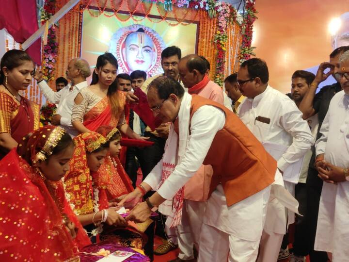 राज्य सरकार परंपरागत कार्य के तरीकों में आ रहे बदलाव के अनुसार नई तकनीक को अपनाने में युवाओं को आवश्यक सुविधा उपलब्ध कराएगी. साथ ही जो युवा आगे पढ़ाई करना चाहते हैं और जो अन्य कौशलों को जीवनयापन के स्रोत के रूप में अपनाने के इच्छुक हैं उनके लिए भी आवश्यक मार्गदर्शन और सहायता की व्यवस्था की जाएगी. मुख्यमंत्री निवास पर बुधनी विधानसभा क्षेत्र से आए केश शिल्पियों के सम्मेलन को सम्बोधित कर रहे थे. मुख्यमंत्री शिवराज सिंह चौहान ने दीप जलाकर और संत शिरोमणी सेन महाराज के चित्र पर माल्यार्पण कर कार्यक्रम का शुभारंभ किया.