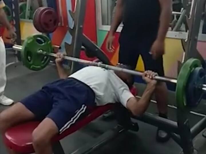 मध्य प्रदेश के सागर शहर के भगवानदास कश्यप को जिम में कसरत और वेट लिफ्टिंग करते नौजवान भी शरमा जाते हैं. वन महकमे से रिटायर होने के बाद भगवानदास ने जिम को शौक के तौर पर अपनाया. फिर जमकर मेहनत की. अब वो गोल्ड मेडल जीत रहे हैं. पिछले महीने भगवानदास ने केरल में आयोजित पावर लिफ्टिंग राष्ट्रीय प्रतियोगिता में मध्य प्रदेश का प्रतिनिधित्व करते हुए 59 किलोग्राम भार वर्ग में 