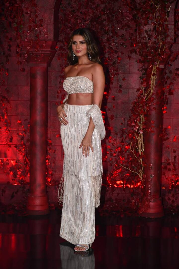 तारा सुतारिया ने इस खास मौके के लिए व्हाइट को-आर्ड सेट चूज किया था, जिसमें वो काफी स्टनिंग लग रही थीं.