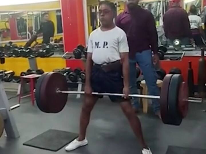 सागर के गोपालगंज निवासी 66 वर्ष की आयु के भगवानदास कश्यप को 8 साल पहले खेल के प्रति समर्पण भावना को देखते हुए खेल और युवा कल्याण विभाग द्वारा खेल परिसर के जिम प्रशिक्षण केन्द्र में पावर लिफ्टिंग के निःशुल्क अभ्यास की अनुमति दी गई थी. उन्होंने पावर लिफ्टिंग का निःशुल्क अभ्यास प्राप्त कर स्वर्ण पदक लेकर अपने परिवार के साथ-साथ जिले का नाम रोशन किया है. 66 वर्षीय भगवानदास कश्यप को खेल और युवा कल्याण विभाग खेल परिसर के जिम ट्रेनर सुशील (नीलू पहलवान) गुप्ता द्वारा मार्गदर्शन और नियमित प्रशिक्षण प्रदान किया गया. जिसके परिणाम स्वरूप कश्यप ने विगत 8 वर्ष से नियमित प्रशिक्षण प्राप्त किया. 