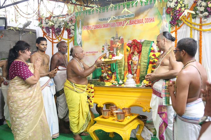 ఆల‌యంలో మ‌ధ్యాహ్నం 2.30 గంటలకు వేద పండితులు శ్రీదేవి, భూదేవి సమేత శ్రీవారి ఉత్సవర్లను కల్యాణవేదిక వద్దకు తీసుకొచ్చారు.