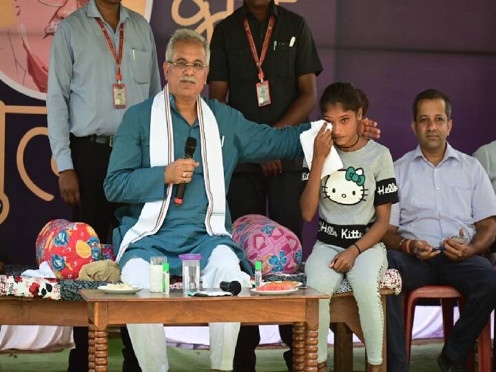 chhattisgarh CM Bhupesh Baghel brought back smile on the face of the crying girl, know inside story ann Chhattisgarh: गरीबी के कहर ने शिक्षा से किया दूर, CM भूपेश बघेल ने रोती बिलखती बच्ची के चेहरे पर लौटाई मुस्कान