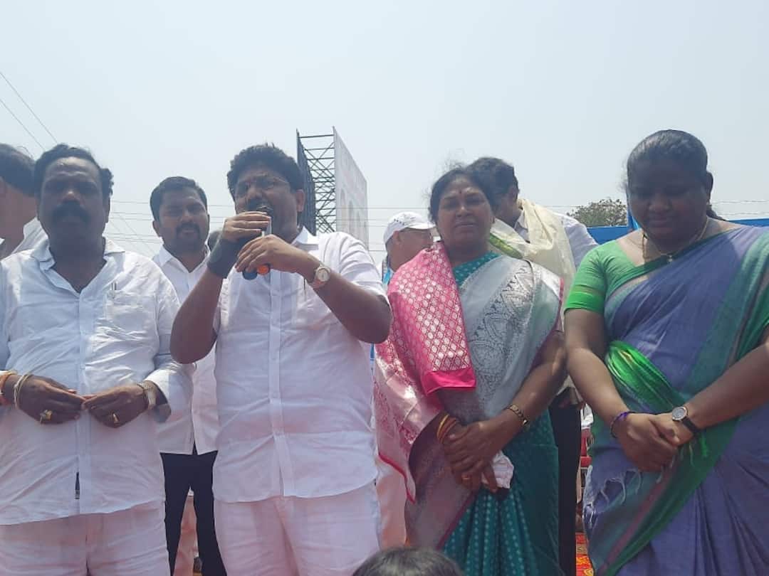 YSRCP Bus Yatra : బస్సుల్లోనే మంత్రులు - యాత్రలో కిందకు దిగేందుకు నిరాసక్తత ! Ministers are not interested in going downstairs to meet people on a bus trip. YSRCP Bus Yatra : బస్సుల్లోనే మంత్రులు - యాత్రలో కిందకు దిగేందుకు నిరాసక్తత !