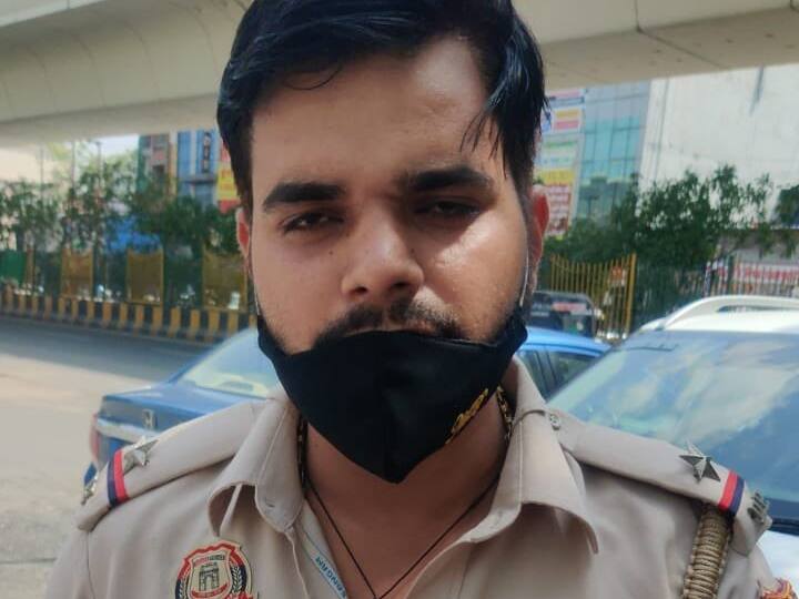 Noida Police Uttar Pradesh arrested man impress girlfriend as fake police officer of Delhi Police ANN Noida News: फर्जी दरोगा बनकर महबूबा पर झाड़ रहा था रौब, आशिकी ने पहुंचाया हवालात