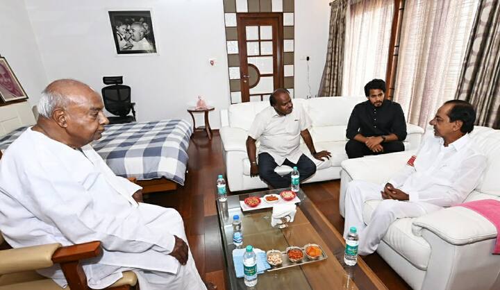 The JDS leaders had a chat with KCR as the Telangana CM embarked on 'national mission'. (Image: ABP Desam)