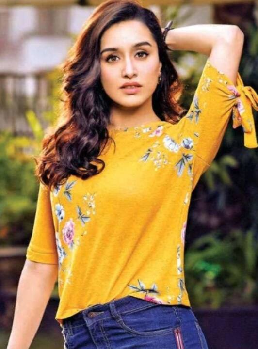 श्रद्धा कपूर- फिल्म भूल भुलैया 2 में कार्तिक आर्यन के ऑपोजिट मेकर्स ने पहले श्रद्धा कपूर को अप्रोच किया था, लेकिन उनके मना करने पर यह रोल कियारा आडवाणी को ऑफर हुआ.