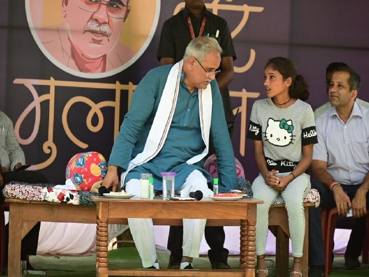 Chhattisgarh: गरीबी के कहर ने शिक्षा से किया दूर, CM भूपेश बघेल ने रोती बिलखती बच्ची के चेहरे पर लौटाई मुस्कान