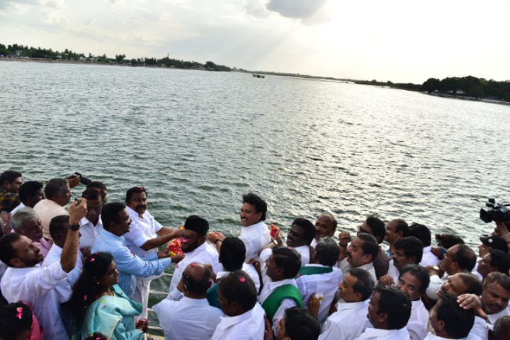 டெல்டா மாவட்ட பாசனத்துக்கு கல்லணையில் இருந்து தண்ணீரை  திறந்த தமிழ்நாடு அமைச்சர்கள்..