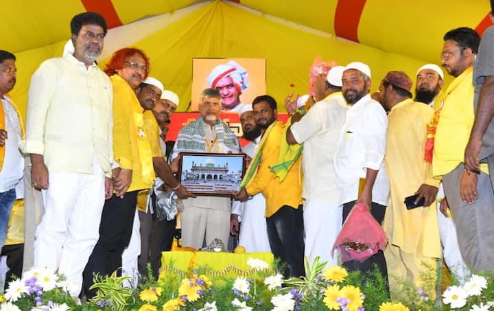 చంద్రబాబుకు జ్ఞాపికను బహుకరిస్తున్న టీడీపీ నేతలు