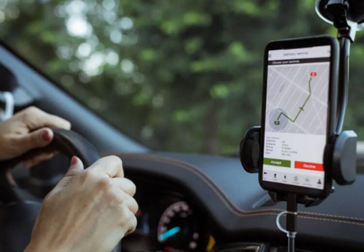 Third party apps that connect car and smartphone might steal personal info says Kaspersky report Car Call : உங்கள் ஸ்மார்ட்ஃபோனை, ஆப்ஸ் மூலம் காரில் இணைத்து யூஸ் பண்றீங்களா? - எச்சரிக்கும் தொழில்நுட்ப நிறுவனம்!