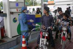 भारत में Petrol-Diesel के दाम तो आपको पता हैं लेकिन Pakistan में तो इसके रेट आसमान छू रहे हैं