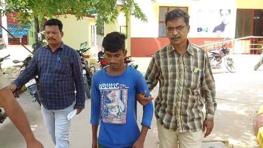 Kidnapping minor girl by pretending it as love and desire through a social website Youth arrested in Pocso POCSO : தர்மபுரி : சமூக வலைதளம் மூலம் வலை.. ஆசைவார்த்தை கூறி கடத்தல்.. இளைஞர் போக்சோவில் கைது