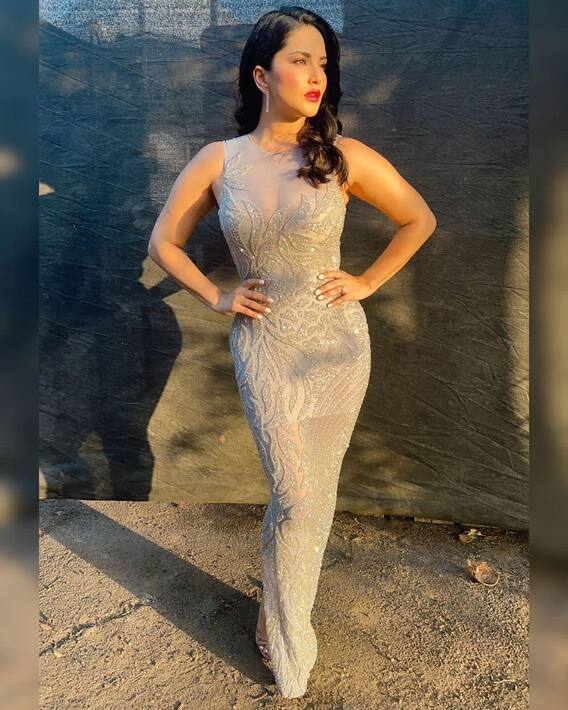 Sunny Leone Pics: काले लिबास में अप्सरा सी बनकर सनी लियोनी ने बढ़ाया इंटरनेट का पारा, ग्लैमरस अदा देख फैन्स हुए कायल !