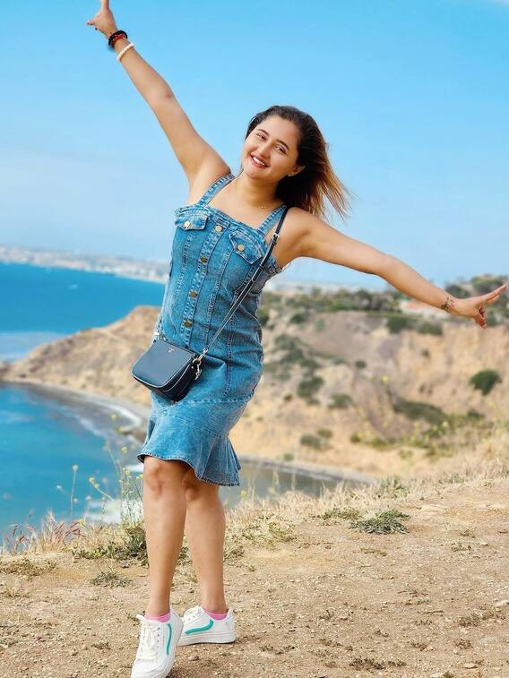 नो-मेकअप लुक में रश्मि देसाई लगती हैं कमाल