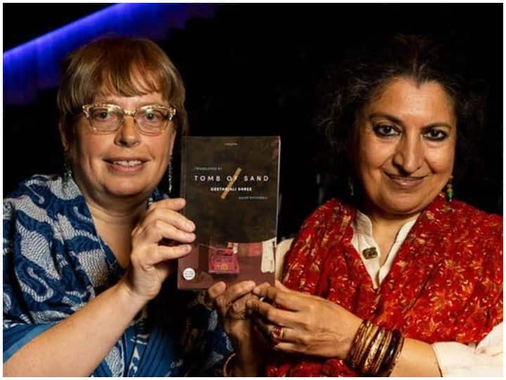 International Booker Prize: हिंदी साहित्यकार गीतांजलि श्री ने रचा इतिहास, पहली बार हिन्दी उपन्यास टॉम्ब ऑफ सैंड को मिला बुकर पुरस्कार