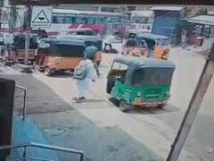 Hyderabad: बाइक सवार युवक ने बीच सड़क महिला पर चाकू से किया जानलेवा हमला, जांच में जुटी पुलिस