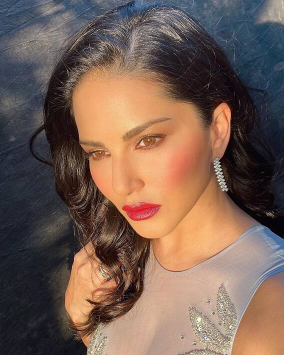 Sunny Leone Pics: काले लिबास में अप्सरा सी बनकर सनी लियोनी ने बढ़ाया इंटरनेट का पारा, ग्लैमरस अदा देख फैन्स हुए कायल !