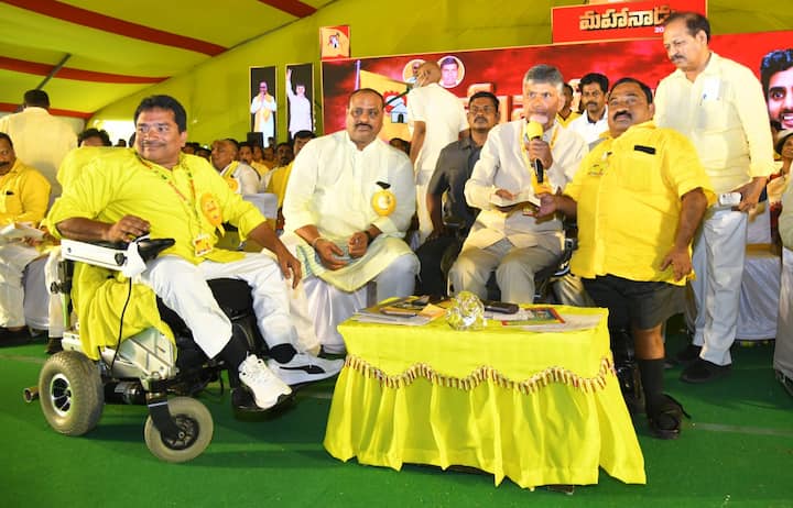 టీడీపీ కార్యకర్తలతో చంద్రబాబు, అచ్చెన్నాయుడు