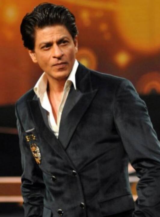 शाहरुख खान बॉलीवुड के बादशाह कहे जाते हैं. ऐसे में उनकी फीस भी जाहिर है मामुली नहीं होगी. समय के साथ उनकी फीस में भी इजाफा हो रहा है. रिपोर्ट्स की माने तो अपनी आने वाली फिल्म पठान के लिए शाहरुख को 100 करोड़ रुपये फीस दी गई है.