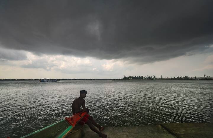 আগামী চার থেকে পাঁচ দিন দক্ষিণবঙ্গে হালকা থেকে মাঝারি বৃষ্টির সম্ভাবনা। সঙ্গে বইতে পারে ঝোড়ো হাওয়া। পূর্বাভাসে জানাল আলিপুর আবহাওয়া দফতর।