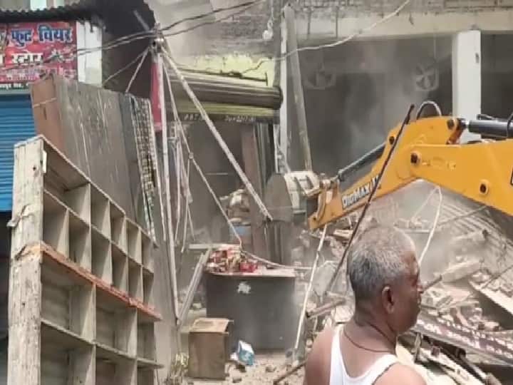 UP: पीलीभीत में जिला प्रशासन की चेतावनी के बाद भी नहीं हटाया गया अवैध अतिक्रमण, चला बुलडोजर