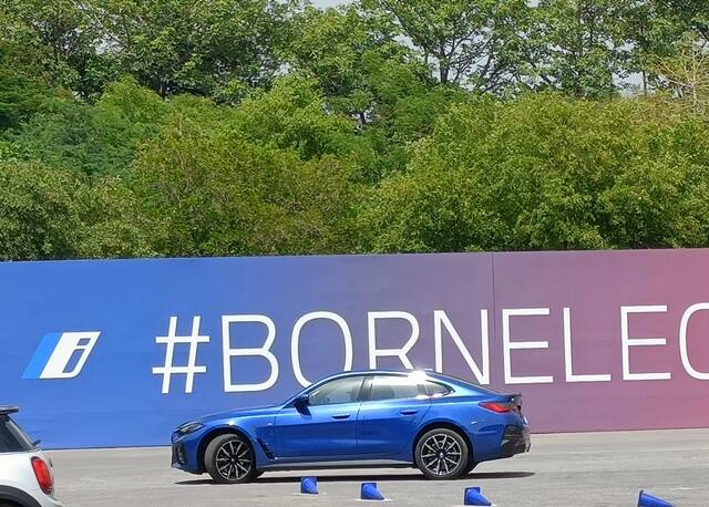 आतील भागात लेटेस्ट iDrive इन्फोटेनमेंट प्रणाली आहे तर नवीन 12.3-इंच डिजिटल इन्स्ट्रुमेंट क्लस्टर आणि 14.9-इंच टचस्क्रीन इन्फोटेनमेंट सिस्टम आहे. इतर वैशिष्ट्यांमध्ये कारमध्ये एक सनरुफ, तीन झोन हवामान नियंत्रण प्रणाली, सभोवतालची प्रकाश व्यवस्था, 17-स्पीकर हरमन कार्डन ऑडिओ सिस्टम आणि बरेच काही समाविष्ट आहे.