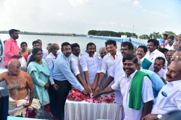 டெல்டா மாவட்ட பாசனத்துக்கு கல்லணையில் இருந்து தண்ணீரை  திறந்த தமிழ்நாடு அமைச்சர்கள்..