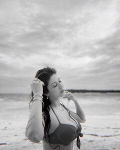 Sonarika Bhadoria Pics: सोनारिका भदौरिया ने रेड बिकिनी में लगाई पानी में आग, फोटो देख फैंस के छूटे पसीने