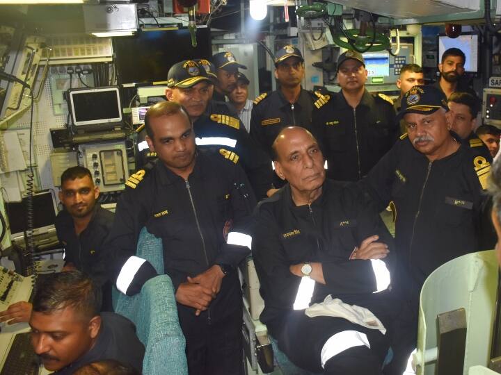 Rajnath Singh In Kharwar Defense Minister Rajnath Singh boarded the submarine ann Rajnath Singh In Kharwar: पनडुब्बी में सवार हुए रक्षामंत्री राजनाथ सिंह, करीब से समझी सामरिक बारीकियां