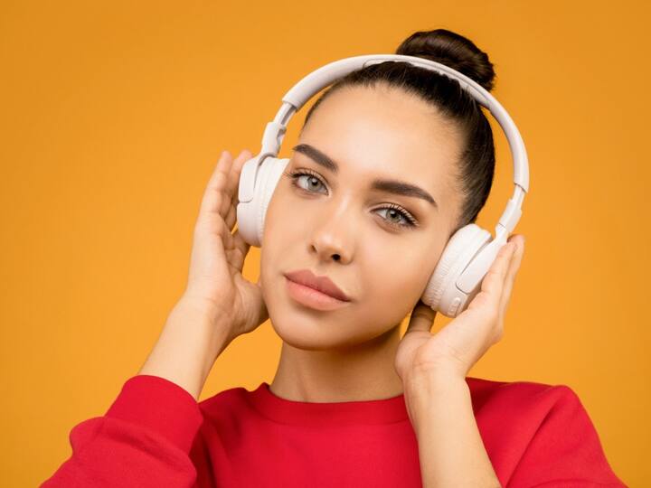Headphones and earphones side effects: Study reveals that how they damage your ears Headphones side effects: హెడ్‌ఫోన్స్ అతిగా వాడుతున్నారా? చూడండి, ఎంత ప్రమాదమో!