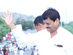 UP Politics: Akhilesh Yadav की 'लाल टोपी' पर चाचा शिवपाल यादव का तीखा हमला, जानिए क्या कहा