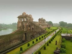 Madhya Pradesh Tourism: मानसून में घूमने का है प्लान तो 'मांडू' है बेस्ट, यहां राजा बाज बहादुर-रानी रूपमती के प्रेम की कहानी भी फेमस