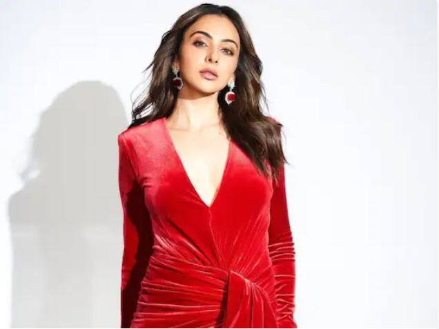 ਫਿਲਮਕਾਰ ਕਰਨ ਜੌਹਰ ਦੇ ਜਨਮਦਿਨ ਦੀ ਪਾਰਟੀ 'ਚ ਅਭਿਨੇਤਰੀਆਂ ਨੇ ਆਪਣੀ ਖੂਬਸੂਰਤੀ ਦੇ ਜਲਵੇ ਬਿਖੇਰੇ। ਅਜਿਹੇ 'ਚ ਅਦਾਕਾਰਾ ਰਕੁਲਪ੍ਰੀਤ ਸਿੰਘ ਪਿੱਛੇ ਕਿਵੇਂ ਰਹਿ ਸਕਦੀ ਹੈ?