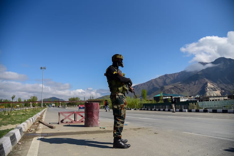 Ladakh Road Accident 7 Indian Army soldiers dead many injured Ladakh Road Accident: নদীতে গাড়ি, লাদাখে মর্মান্তিক দুর্ঘটনায় মৃত্যু ৭ সেনার