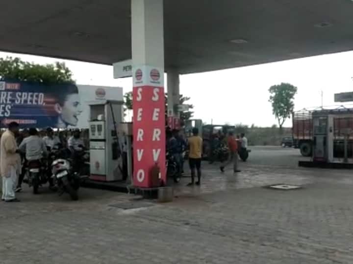 UP News Raebareli Petrol pump is running in fake manner on Gram Sabha land ann Raebareli News: ग्रामसभा की करोड़ों रुपये की जमीन पर फर्जी तरीके से चल रहा है पेट्रोल पंप, अदालती आदेश पर भी नहीं हुई कार्रवाई