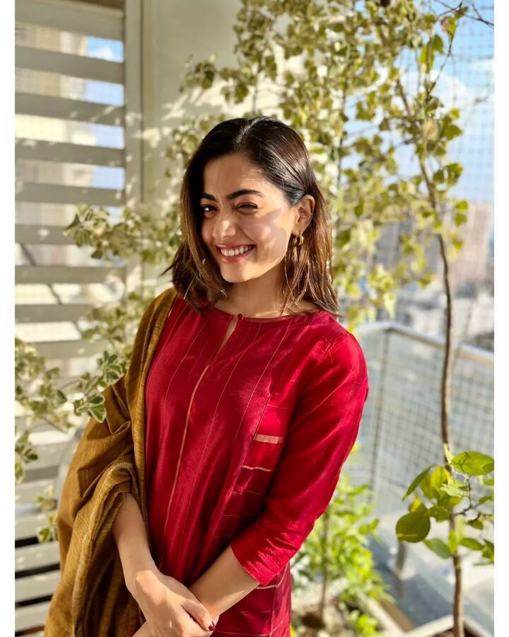 इन अलग-अलग तस्वीरों से इस बात का अंदाजा आसानी से लगाया जा सकता है कि रश्मिका मंदाना हॉटनेस के साथ-साथ सादगी से सबके दिलों को घायल कर देती है.