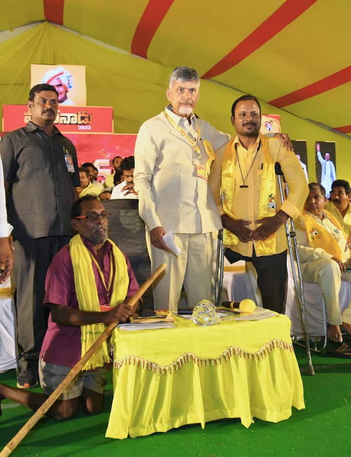 దివ్యాంగ కార్యకర్తలతో చంద్రబాబు