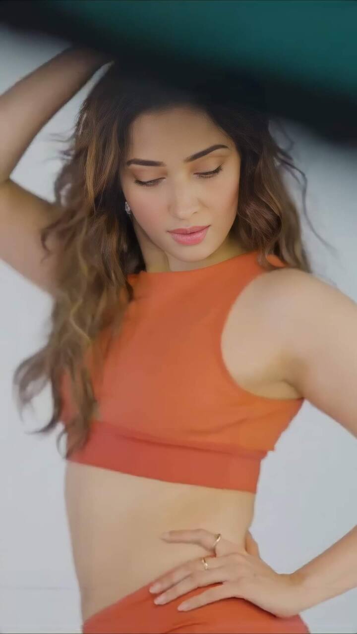 ஆரஞ்சு உடையில் பிங்க் தேவதை!