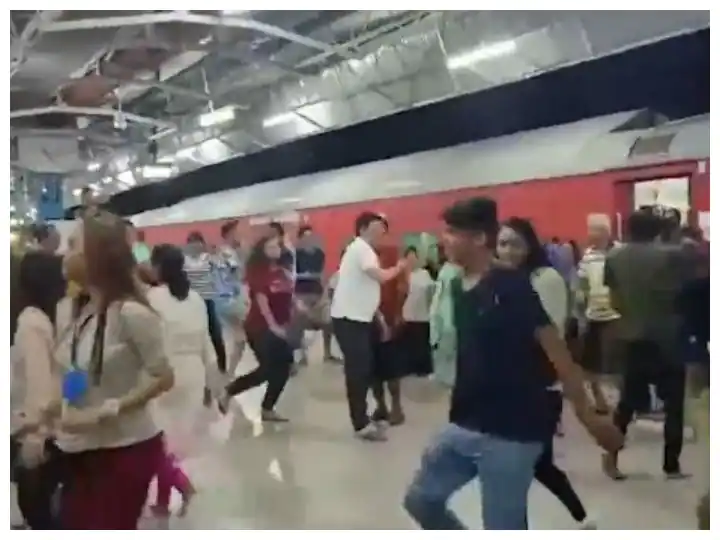 Viral Video: Railway passengers garba dance after train reached before time Watch: ਸਮੇਂ ਤੋਂ ਪਹਿਲਾਂ ਪਹੁੰਚੀ ਟ੍ਰੇਨ ਤਾਂ ਖੁਸ਼ੀ ਝੂਮ ਉੱਠੇ ਯਾਤਰੀ, ਰੇਲਵੇ ਸਟੇਸ਼ਨ ਦਾ ਬਦਲਿਆ ਨਜ਼ਾਰਾ
